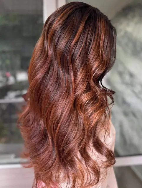 Soft Balayage în nuanța cinnamon, pe păr lung cu valuri