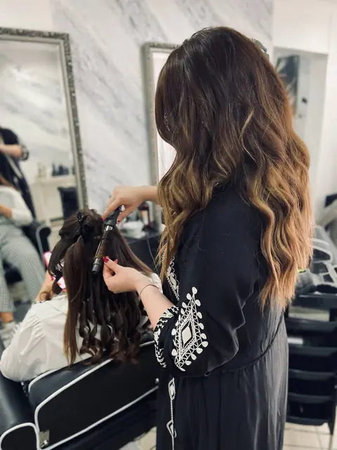 Adelina lucrând la o clientă în salonul nostru