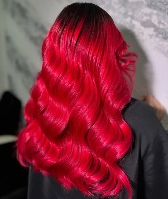 Red Balayage pe păr lung, cu valuri