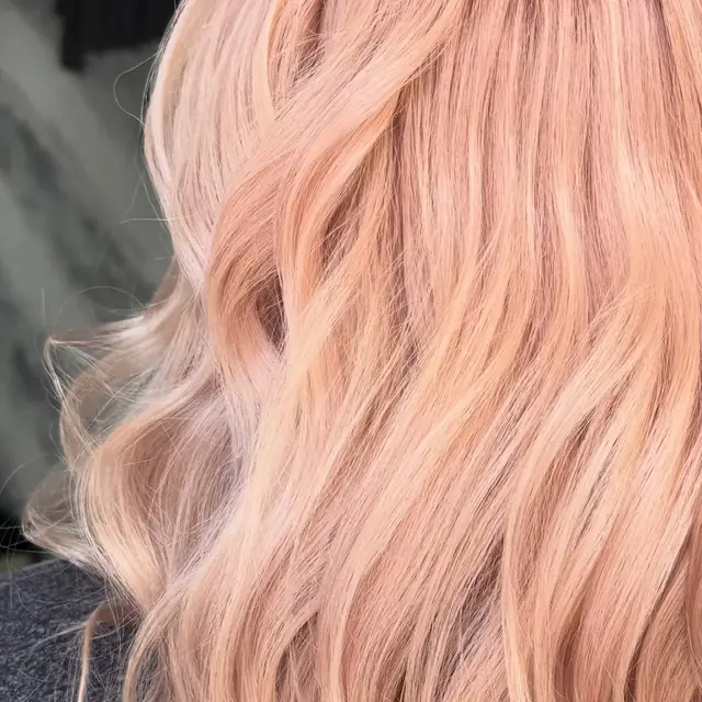 Păr roz / strawberry blond