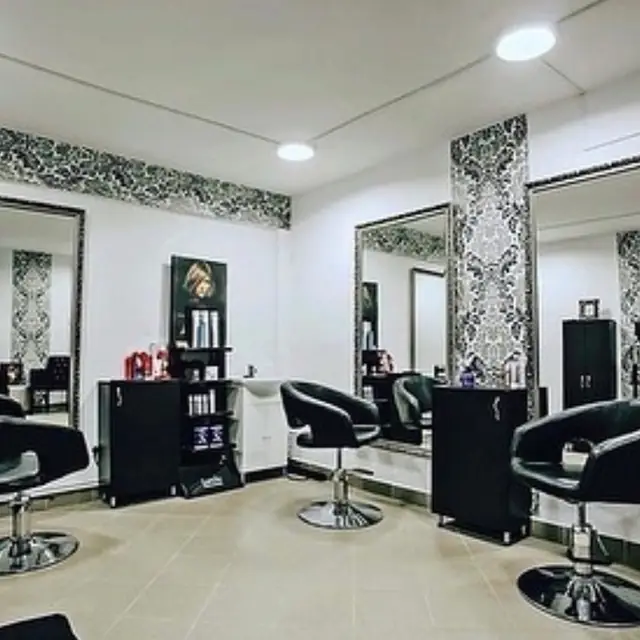 Salonul nostru: oglinzi, scaune negre și tapet damasc